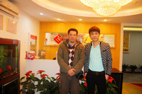 2013年刘总与到访客人合影。